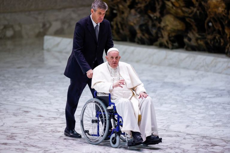 Papa, în scaun rulant în public, pentru prima dată de la reapariţia problemelor la genunchi