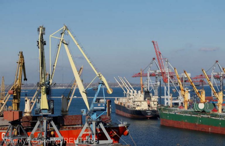O navă portcontainer a părăsit portul Odesa de la Marea Neagră (Kiev)