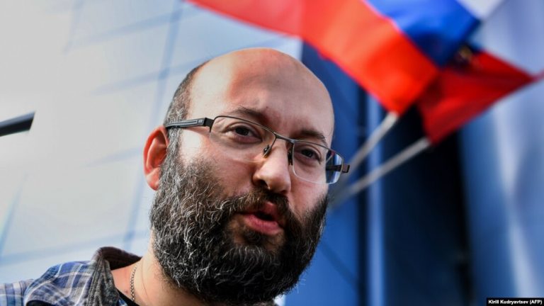 Un renumit jurnalist rus, trimis în judecată pentru ‘discreditarea’ armatei