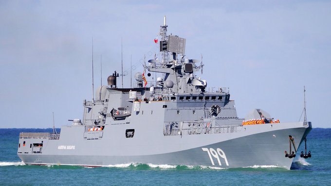 O fregată rusească pluteşte în flăcări lângă Insula Şerpilor! Ea ar fi fost lovită de o rachetă ucraineană