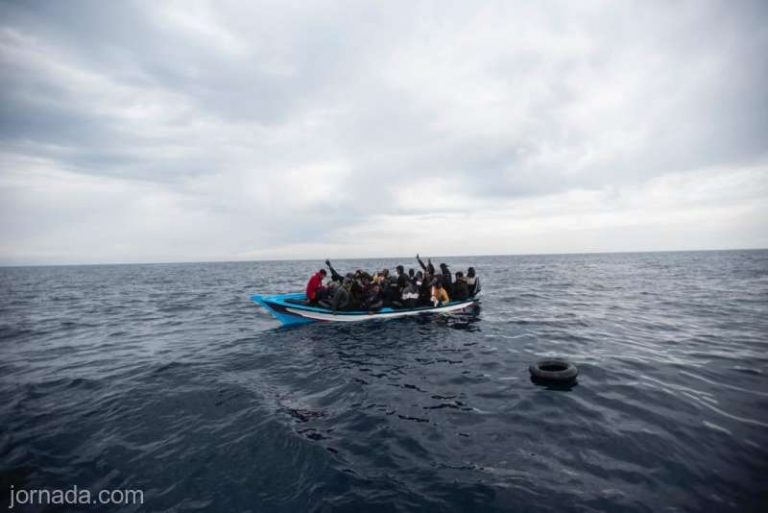 O ambarcaţiune cu 500 de migranţi la bord aflată în largul coastei Siciliei are nevoie de salvare