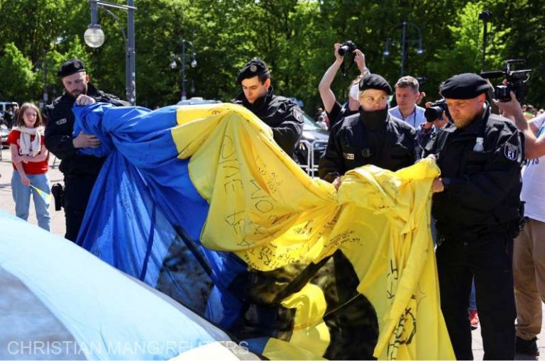 Reacţia Kievului după ce poliţia germană a interzis desfăşurarea unui drapel al Ucrainei la Berlin