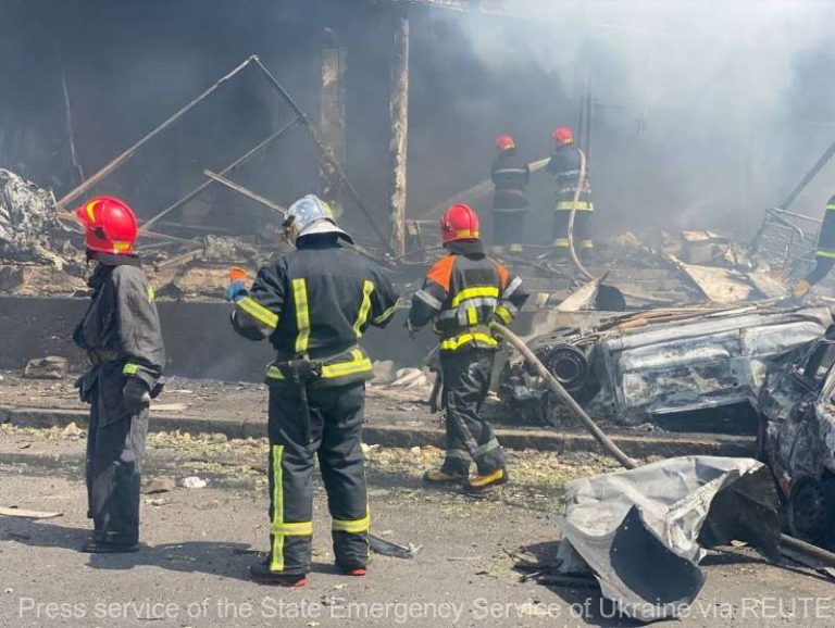 ONU şi UE condamnă atacurile ruseşti din centrul Ucrainei soldate cu cel puţin 23 de morţi