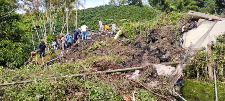 O alunecare de teren A ÎNGROPAT o şcoală din Columbia (VIDEO)! Opt elevi sunt daţi dispăruţi!