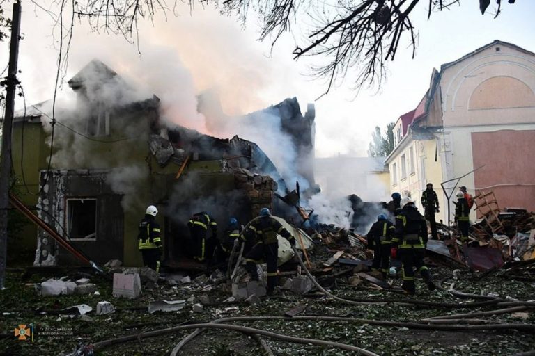 Copii răniți într-un atac asupra unei clădiri rezidențiale din regiunea Nikolaev