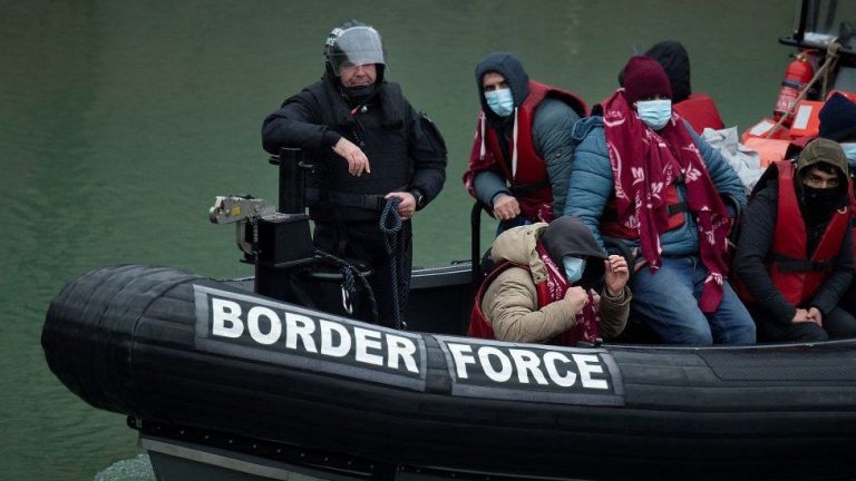 Irlanda îi trimite înapoi pe migranții în Marea Britanie