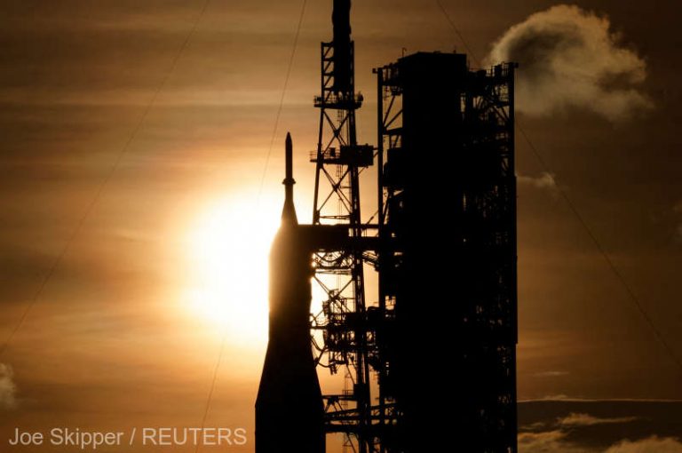 NASA amână din nou lansarea spre Lună a mega-rachetei sale SLS