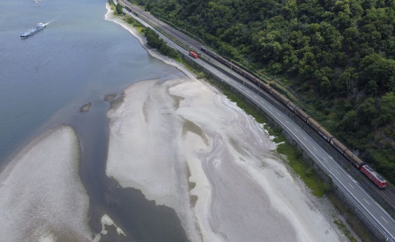 Nivelul scăzut al râurilor afectează grav lanţurile de aprovizionare în industria germană