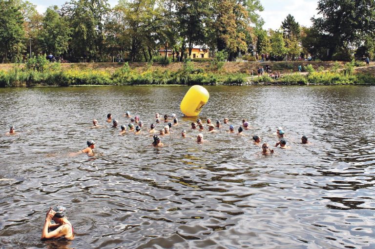 Un număr record de peste 1.800 de persoane au înotat în râul Elba