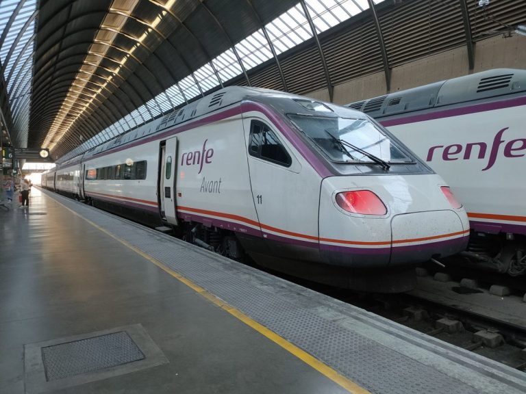 Circulaţia trenurilor de mare viteză a fost OPRITĂ în Spania! Hoţii au furat cablurile de alimentare cu electricitate