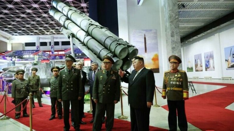 Kim Jong Un s-a lăudat în fața lui Şoigu cu o expoziție de armament