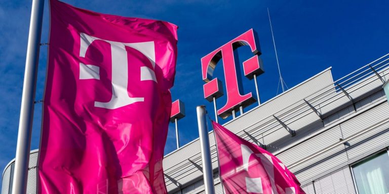 Deutsche Telekom şi-a îmbunătăţit estimările anuale după rezultatele peste aşteptări din trimestrul doi