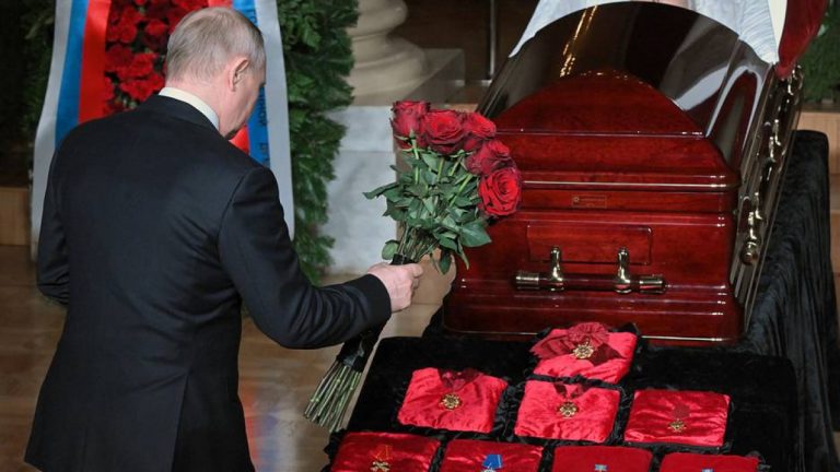 Putin a venit la funeraliile lui Vladimir Jirinovski