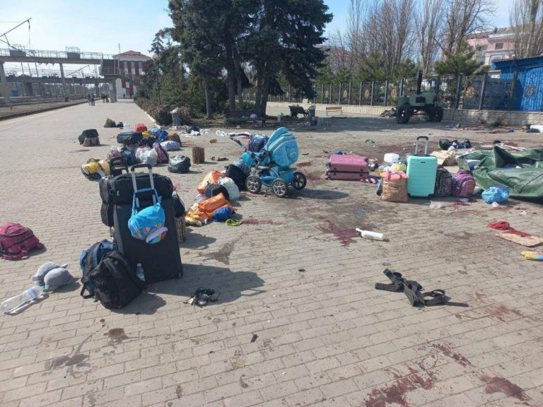 Un an de la atacul asupra gării Kramatorsk. Ucrainenii au organizat o ceremonie