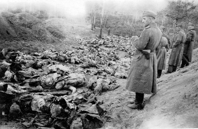 Polonia vrea să aducă dosarul privind masacrul de la Katyn în faţa justiţiei internaţionale