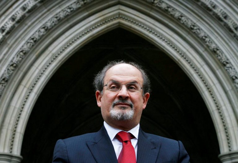 Salman Rushdie declara în urmă cu câteva săptămâni că duce o viaţă ‘relativ normală’