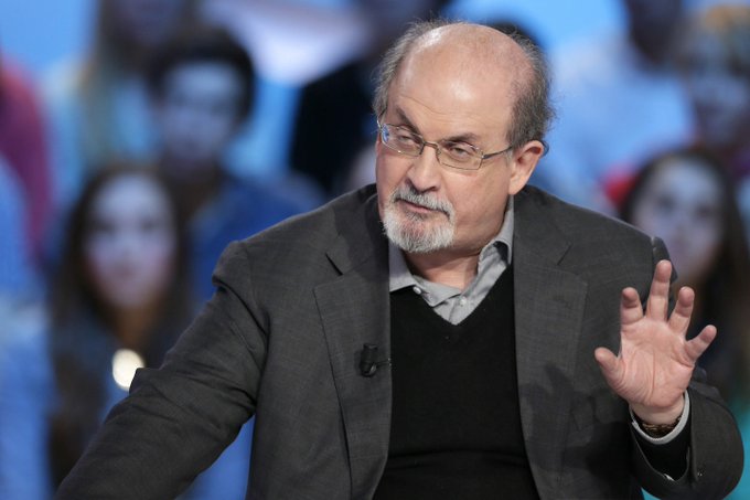 La nouă luni după ce a fost atacat cu un cuţit, Salman Rushdie s-a reîntâlnit cu publicul newyorkez