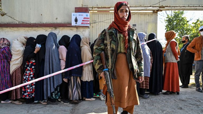 Talibanii dispersează cu focuri de armă o manifestaţie pentru susţinerea femeilor iraniene