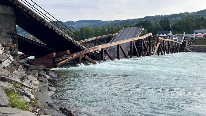 Un pod rutier S-A PRĂBUŞIT în Norvegia! Două maşini au căzut în apă!