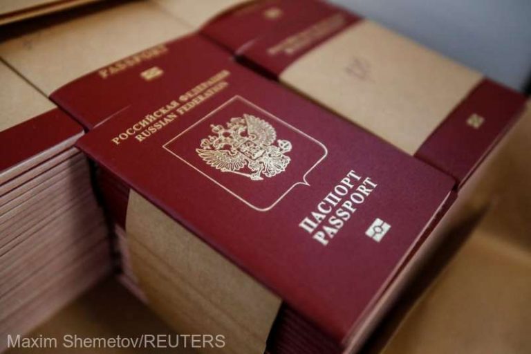 Circa 300.000 de ucraineni au primit paşapoarte ruseşti de la începutul războiului
