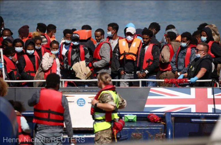 Franţa şi Marea Britanie au semnat un nou acord privind trecerea migranţilor prin Canalul Mânecii
