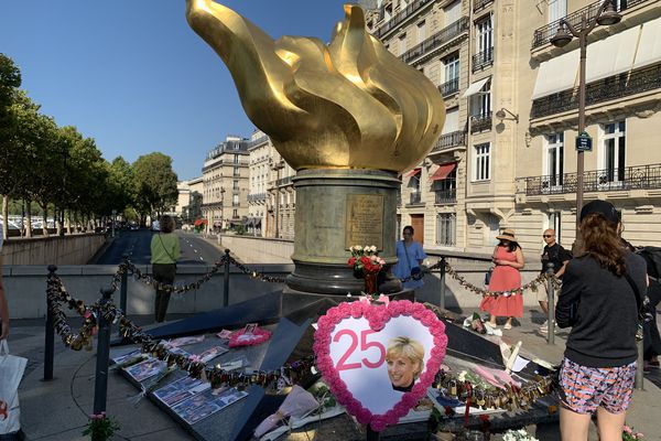 Localnicii şi turiştii din Paris au marcat 25 de ani de la moartea prinţesei Diana
