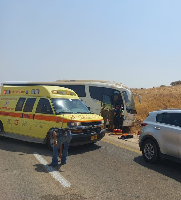ATAC armat în Cisiordania (VIDEO)! Un autocar israelian a fost CIURUIT de gloanţe!