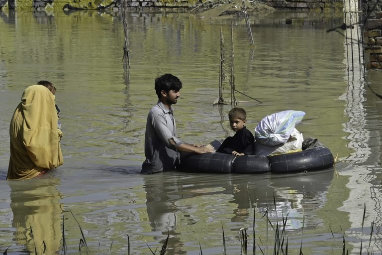 Milioane de pakistanezi beau apă contaminată în regiunile afectate de inundaţii