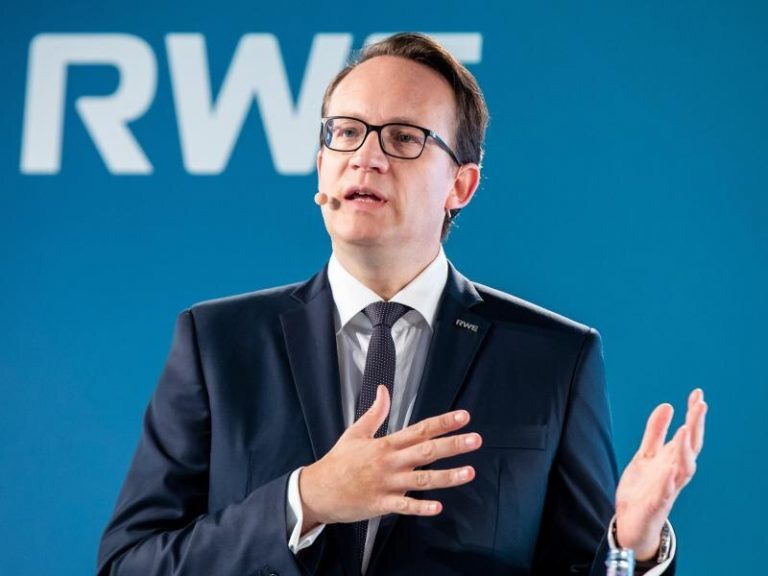 Şeful RWE avertizează că taxarea profiturilor excesive nu trebuie să afecteze investiţiile companiilor energetice