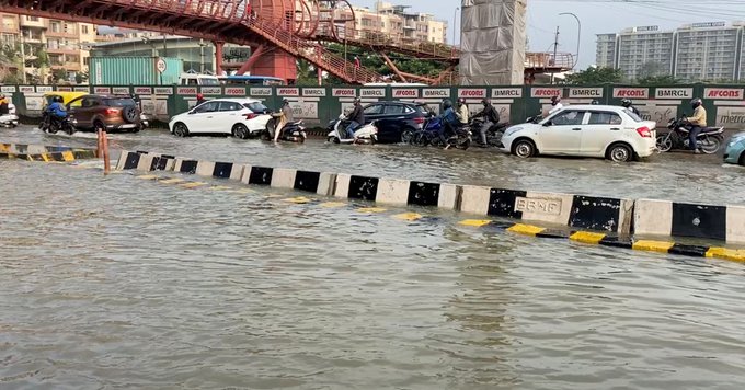 Un mare oraş din India este afectat de ploi torenţiale, inundaţii şi ambuteiaje (VIDEO)