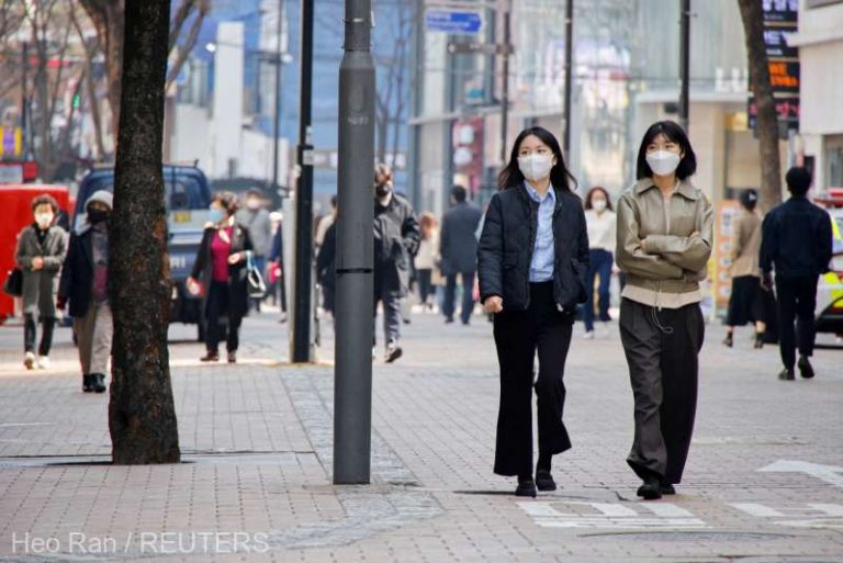 Deşi nu mai sunt obligaţi să poarte masca, mulţi sud-coreeni NU renunţă la această măsură de protecţie