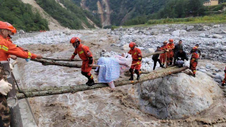 Cel puţin 65 de morţi după seismul din China; armata şi pompierii au fost mobilizaţi