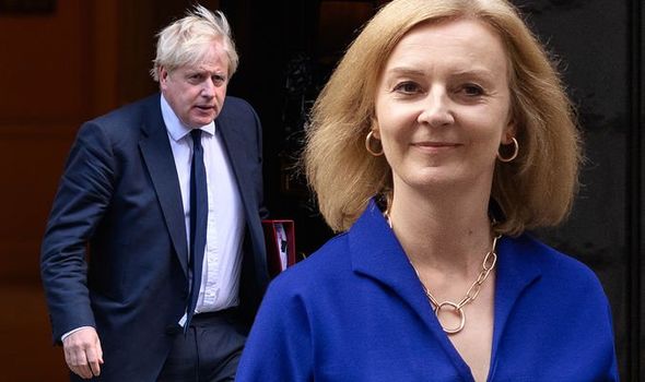Liz Truss îşi face intrarea, Boris Johnson părăseşte Downing Street