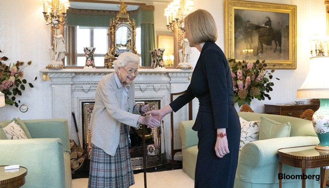 Liz Truss i-a adus un omagiu regretatei regine Elisabeta a II-a: ‘A fost stânca pe care a fost construită Marea Britanie modernă’