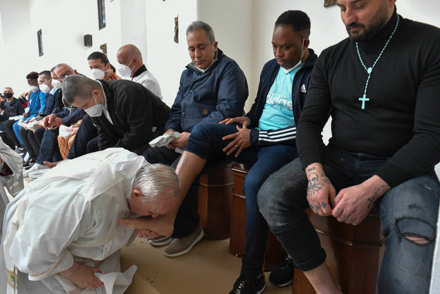 Înainte de Paştele catolic, papa Francisc a spălat picioarele unor deţinuţi din Civitavecchia (VIDEO)