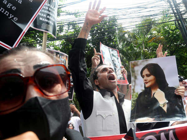 Mii de persoane au mărşăluit la Washington în sprijinul protestelor din Iran