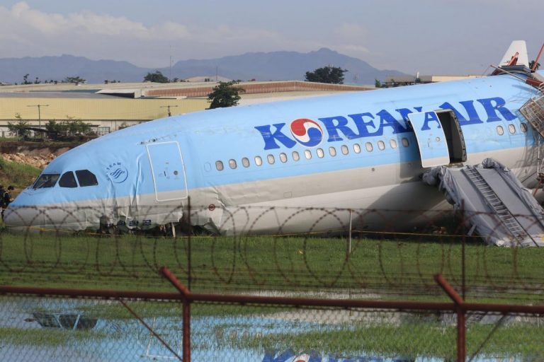 La un pas de TRAGEDIE! Un avion plin cu pasageri A IEŞIT de pe pistă în Filipine