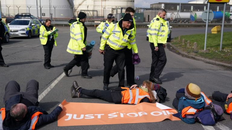 Noi arestări la Londra după ce activişti Just Stop Oil au vandalizat cu vopsea faţadele unor clădiri