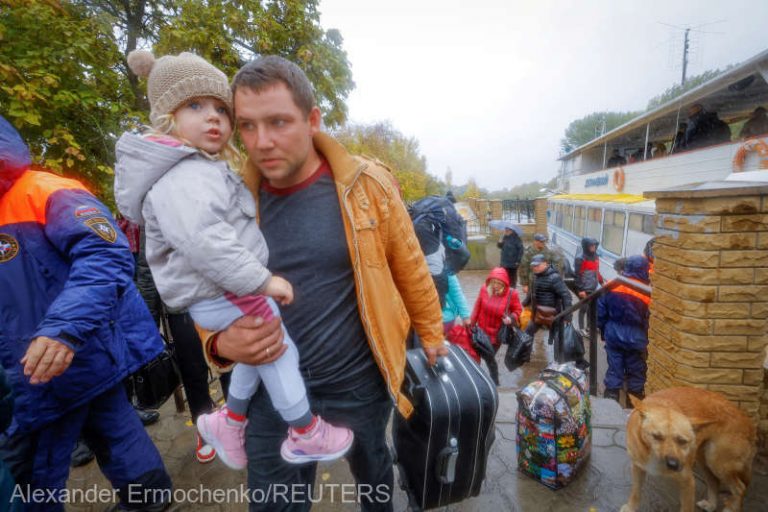 Mii de locuitori din Herson, evacuați din cauza bombardamentelor intense ale rușilor
