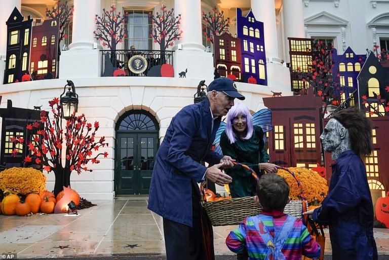 Soţii Biden au celebrat primul lor Halloween la Casa Albă (FOTO)