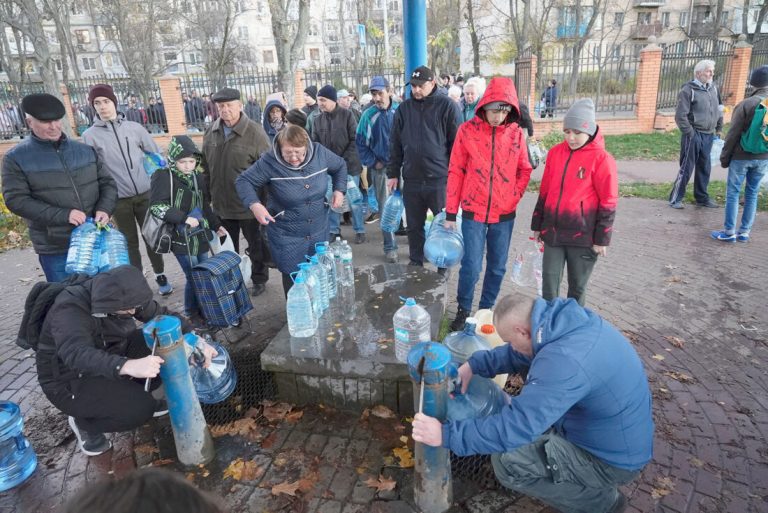 Kievenii au din nou apă potabilă şi curent electric