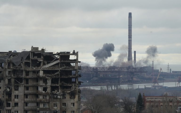 În oţelăria Azovstal se află şi numeroşi civili ucraineni