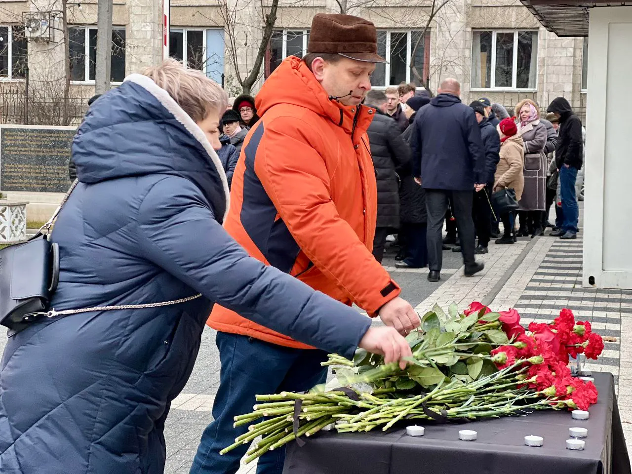 Oameni aduc flori în fața Ambasadei Azerbaidjanului din Chișinău, în semn de respect pentru victimele prăbușirii avionului Azerbaijan Airlines 1 5
