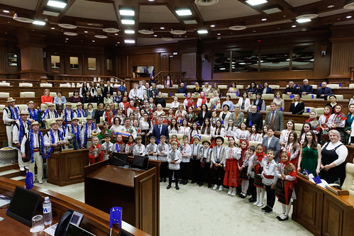 Peste 500 de colindători și urători din întreaga țară au venit la Parlament. Au urat și au colindat