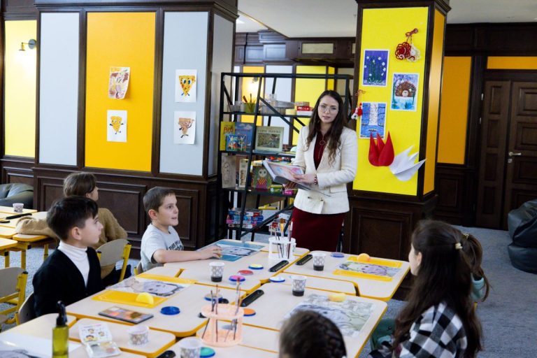 În Camera Copiilor din Parlament, sosirea primăverii a fost marcată printr-un atelier de body art