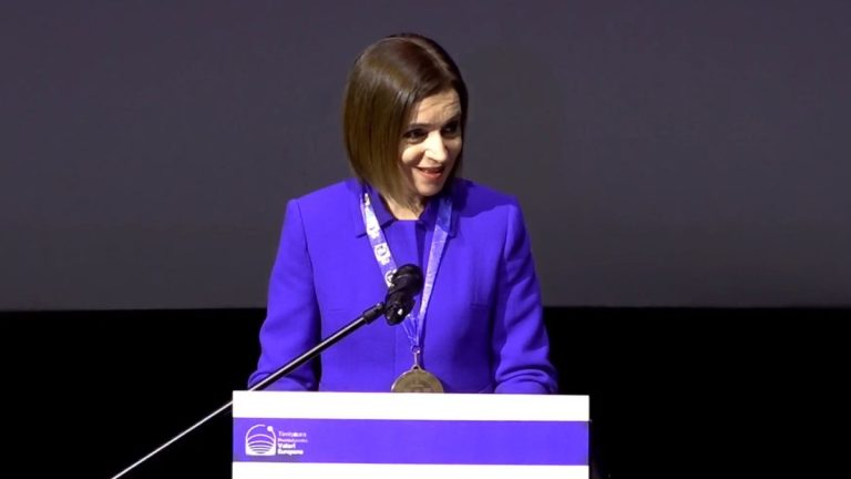 Medalie și 30 000 de euro “Pentru valori europene”, a primit Maia Sandu. Premiul a fost oferit de primarul orașului Timișoara, România