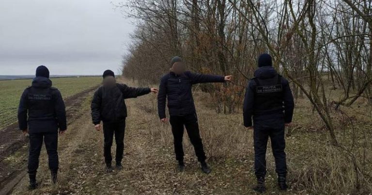 Doi ucraineni, prinși în timp ce traversau ilegal frontiera din Ucraina în R. Moldova