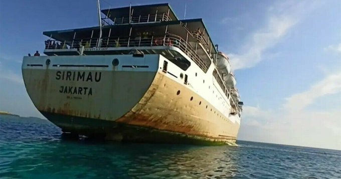 Un feribot eşuat cu 800 de persoane a fost degajat după două zile (VIDEO)