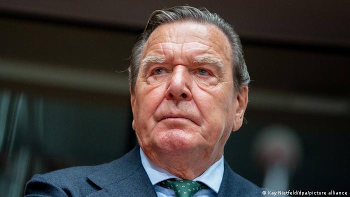 Gerhard Schröder a fost privat de o parte dintre privilegiile sale de fost cancelar