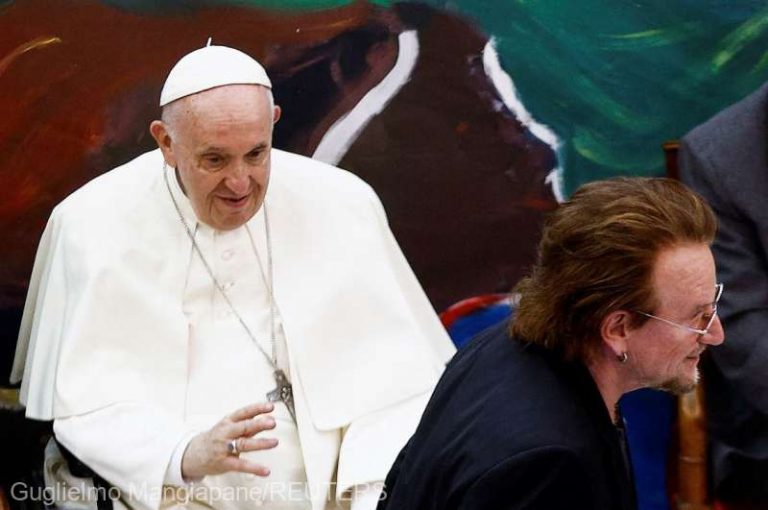 Papa Francisc şi Bono au păreri similare în ceea ce priveşte schimbările climatice şi educaţia fetelor